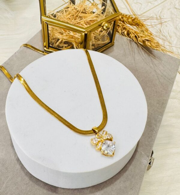 BOW NECKLACE